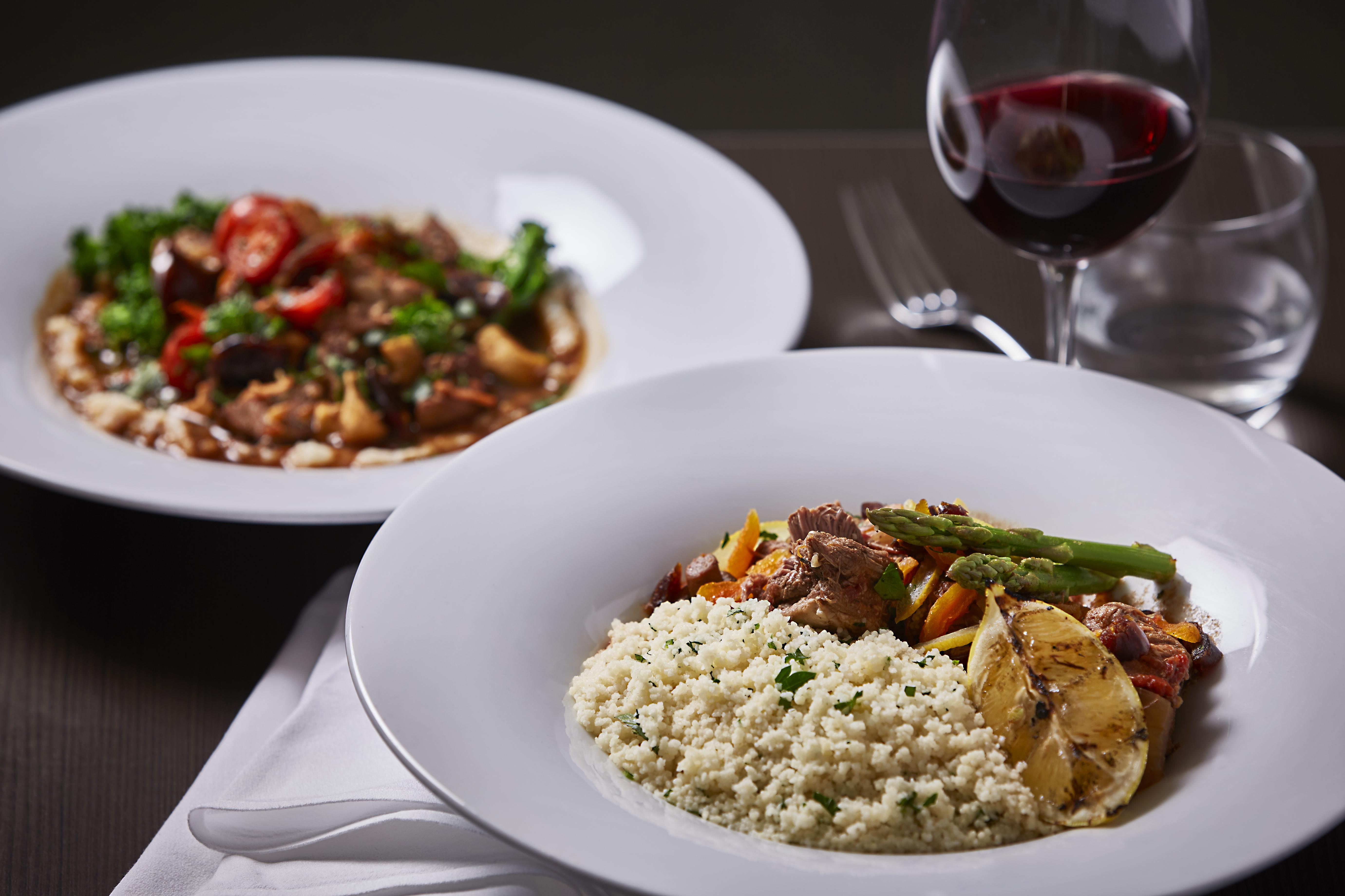 Hotel Stamford Plaza Melburne Exterior foto The photo shows two plates of food. In the foreground, there’s a white bowl containing a portion of fluffy rice, garnished with herbs, alongside pieces of grilled meat and colorful vegetables, including asparagus and lemon slices. In the background, 
