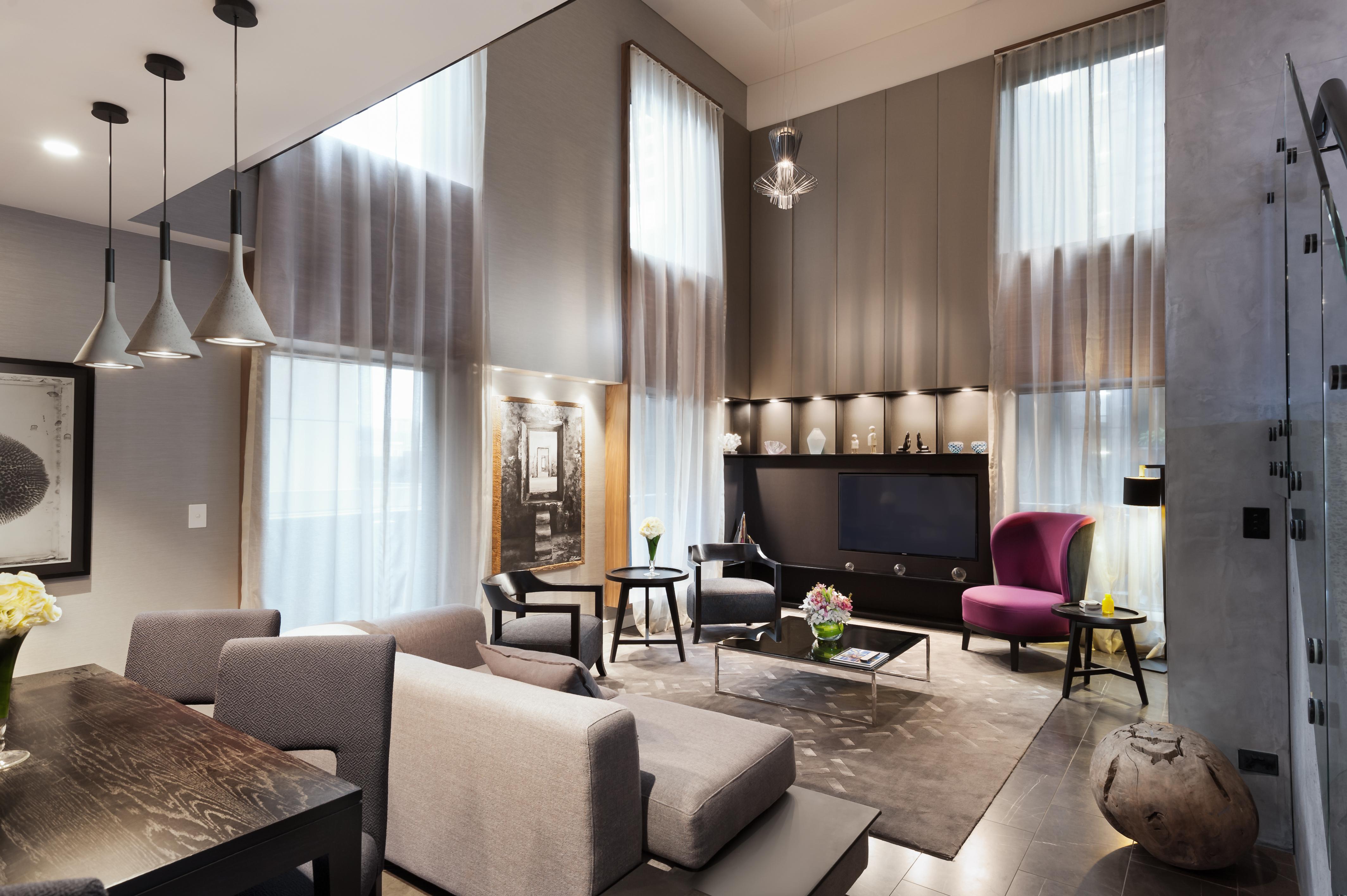 Hotel Stamford Plaza Melburne Exterior foto The photo shows a stylish and modern living room with high ceilings and large windows that allow natural light to brighten the space. The room features a mix of contemporary furniture, including a light gray sofa and a sleek coffee table in the cente