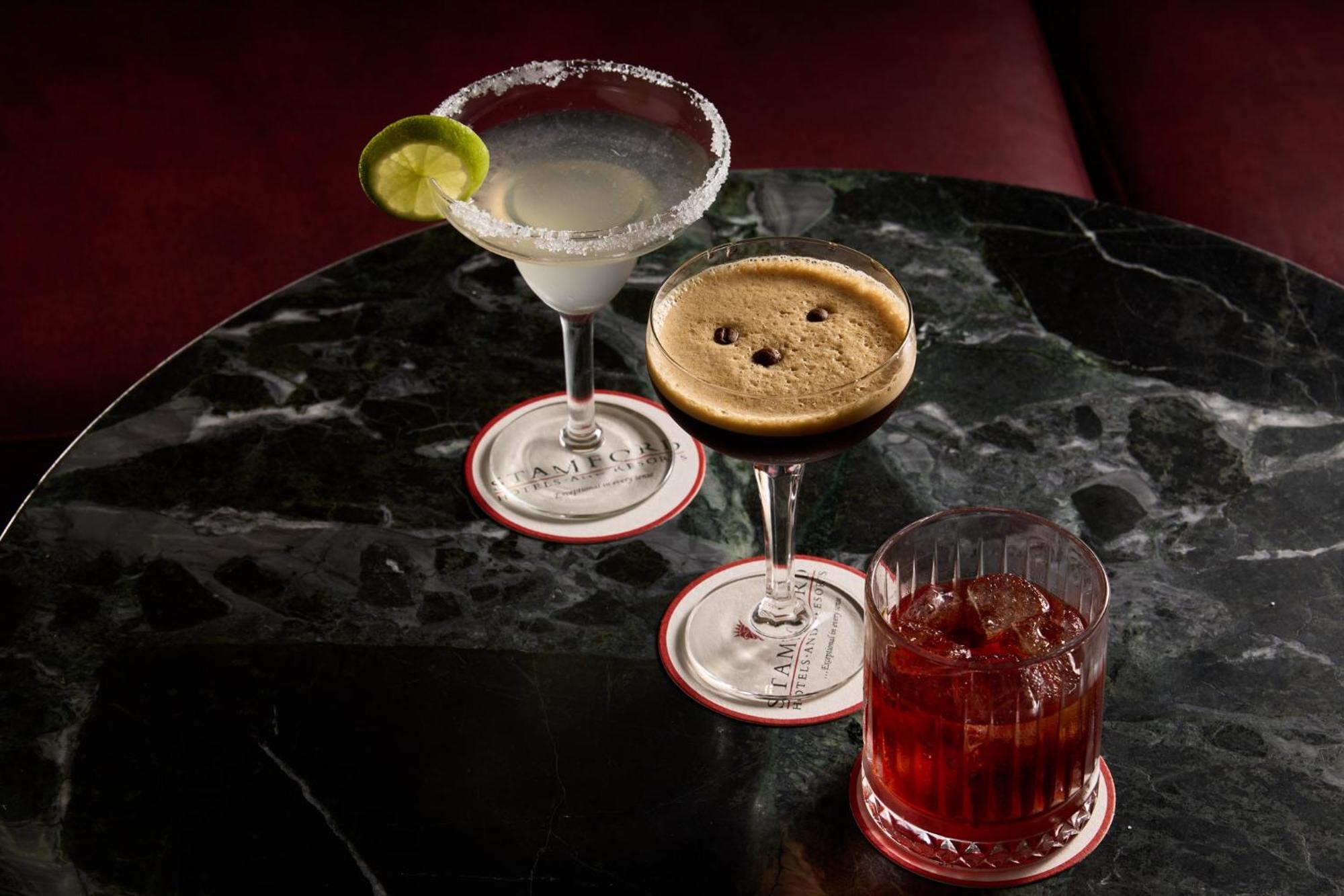 Hotel Stamford Plaza Melburne Exterior foto The photo features three different cocktails displayed on a dark, marble table. 

1. **Left Cocktail**: A margarita served in a traditional glass, garnished with a lime wedge and featuring a salted rim.
2. **Middle Cocktail**: An espresso martini in 