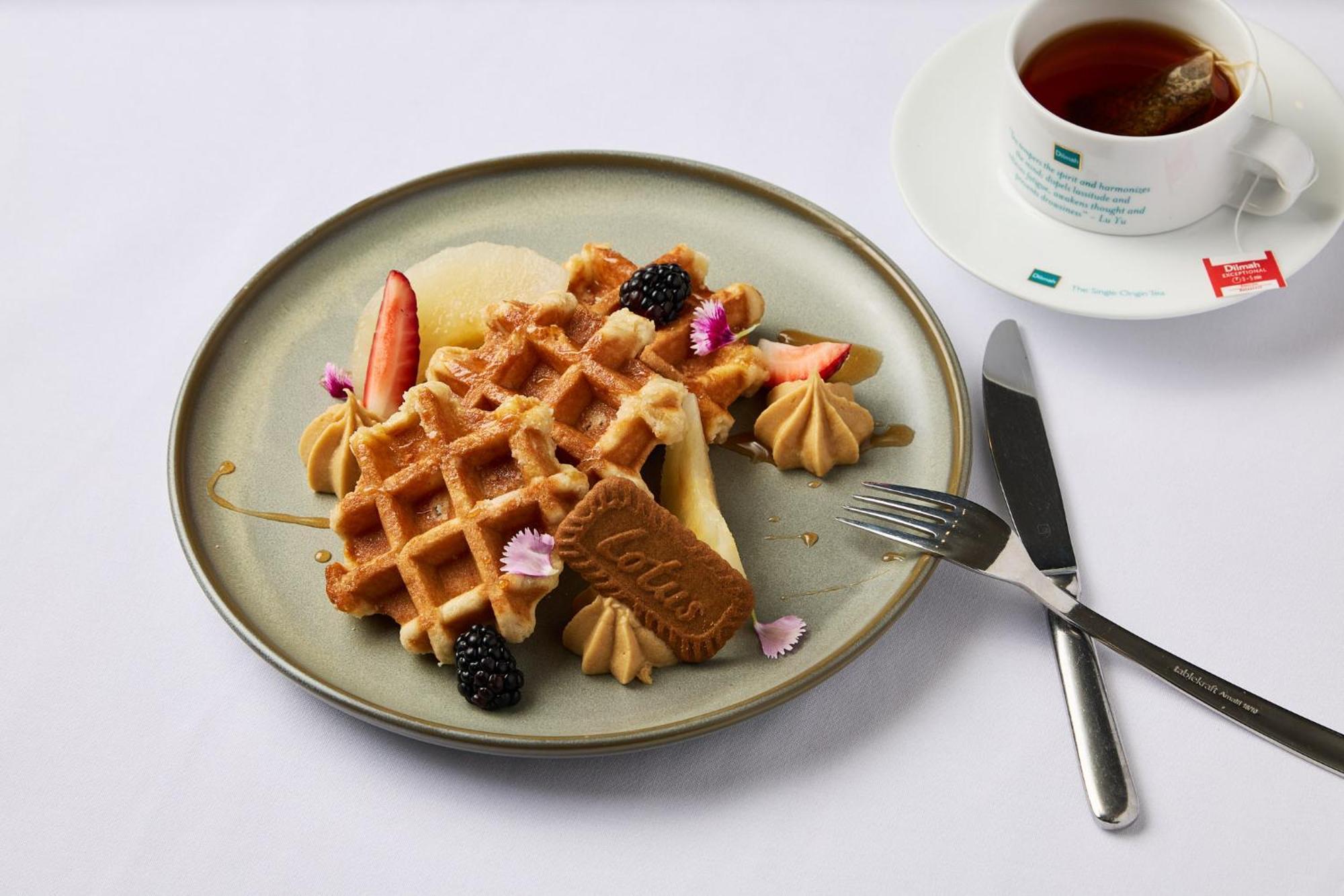 Hotel Stamford Plaza Melburne Exterior foto The photo depicts a beautifully arranged plate of waffles. The waffles are topped with a variety of accompaniments including slices of fresh fruit, blackberries, and small dollops of cream or mousse. A decorative cookie is placed on the waffles, addi